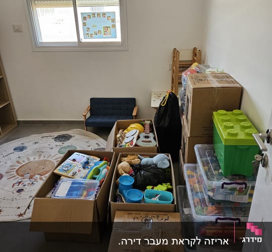 חדר עם קופסאות צעצועים ושטיח עגול
